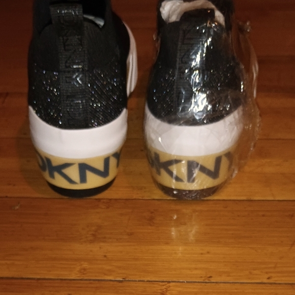 COPY - DKNY Slip on Sneaker/Walking shoes in sz 9 - Picture 3 of 4